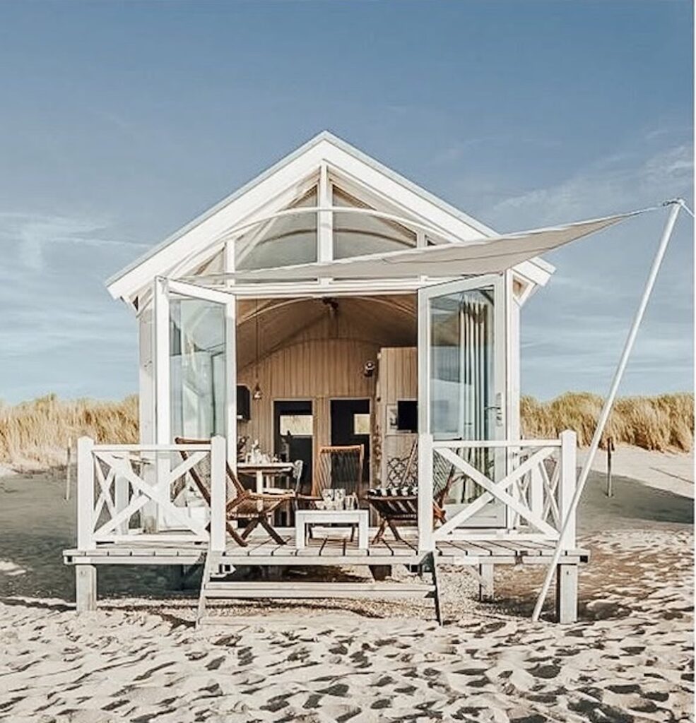 cabane-plage-sable-mer