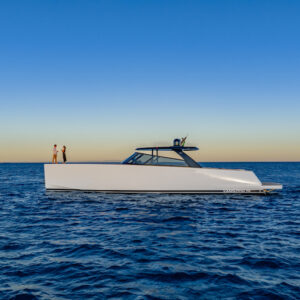 Icône du style nautique, le VanDutch 75 revisite son esthétique “Black and White” avec un design contemporain aux finitions laquées et contrastes subtils