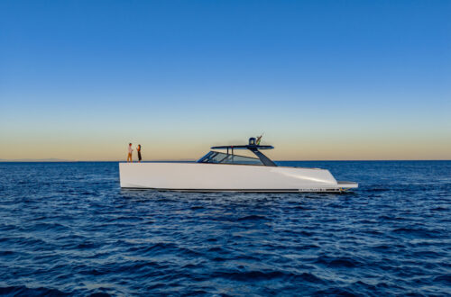 Icône du style nautique, le VanDutch 75 revisite son esthétique “Black and White” avec un design contemporain aux finitions laquées et contrastes subtils