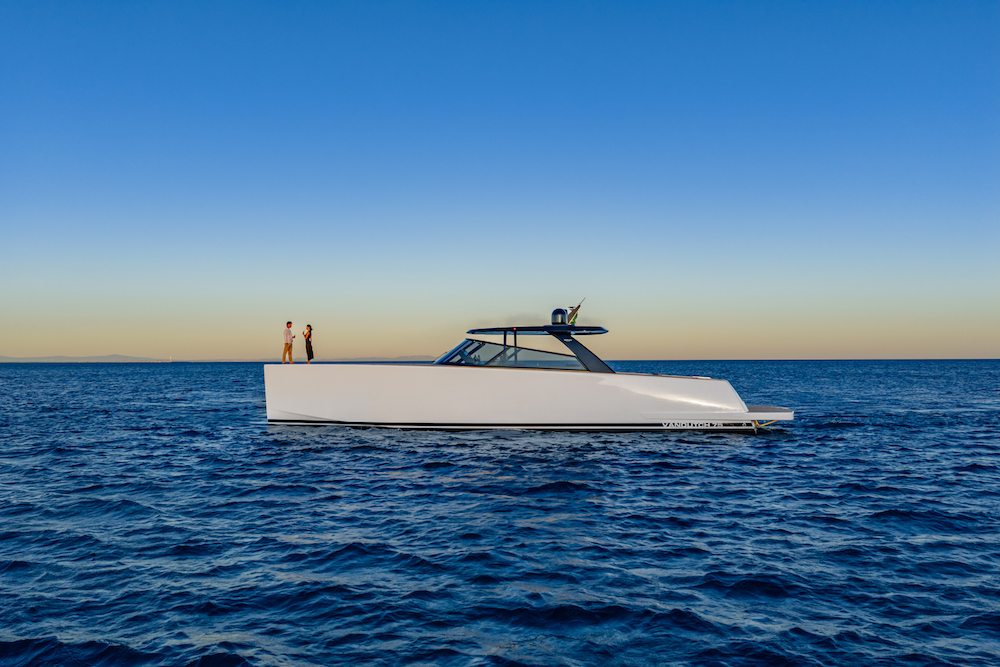 Icône du style nautique, le VanDutch 75 revisite son esthétique “Black and White” avec un design contemporain aux finitions laquées et contrastes subtils