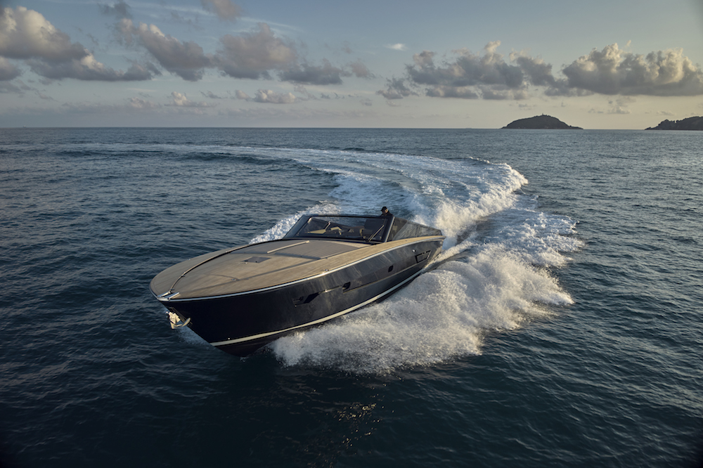 ITAMA 54 – FERRETTI GROUP : longueur hors tout de 16,44 mètres et une largeur de 4,73 mètres
 Présenté en première mondiale lors du dernier Cannes Yachting Festival, l'Itama 54 marque le retour d'Itama dans le segment des croiseurs ouverts de 50 à 59 pieds, tout en conservant le style essentiel et reconnaissable qui a toujours été l'une des caractéristiques distinctives de chaque modèle