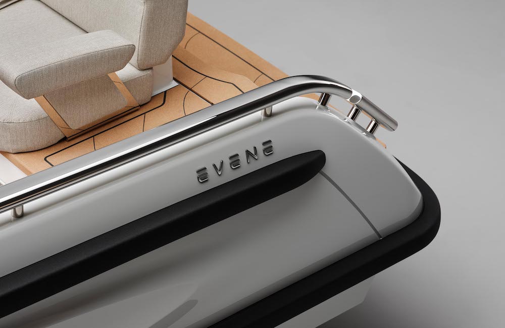 Origin-57 Premier tender doté d’un revêtement en liège, écoresponsable aux finitions traditionnelles. Une vitrine d’innovation pour ce dayboat, qui conjugue style et respect de l’environnement et offre maniabilité et confort