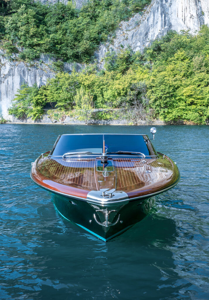 L’AQUARIVA SPECIAL - Riva : longueur hors tout de 10,07 m largeur maximale de 2,80 m L'une des nouveautés les plus importantes est le pare-brise, qui a été entièrement redessiné pour donner à la silhouette du bateau un aspect plus moderne et plus aérodynamique