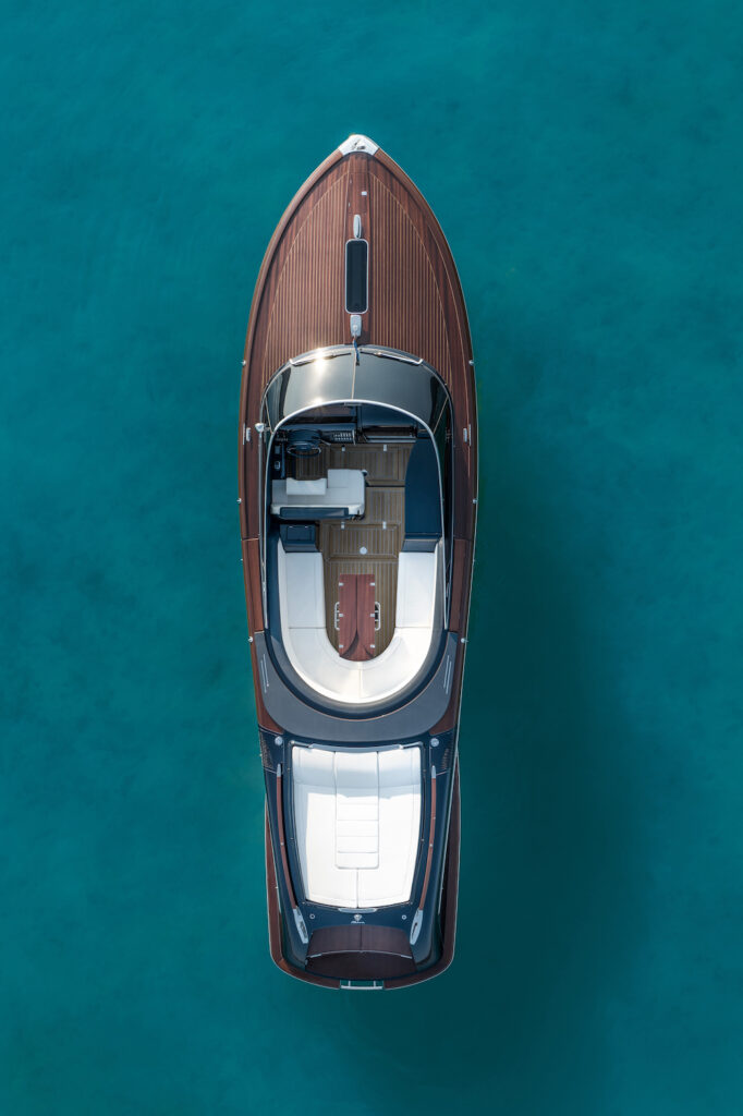 L’AQUARIVA SPECIAL - Riva : longueur hors tout de 10,07 m largeur maximale de 2,80 m L'une des nouveautés les plus importantes est le pare-brise, qui a été entièrement redessiné pour donner à la silhouette du bateau un aspect plus moderne et plus aérodynamique